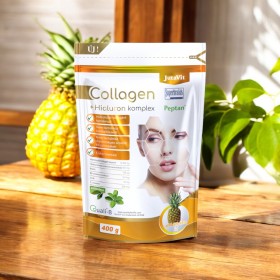JutaVit Kollagén + Hialuron Komplex ananász - 400 g tasakja fa asztalon, ananásszal